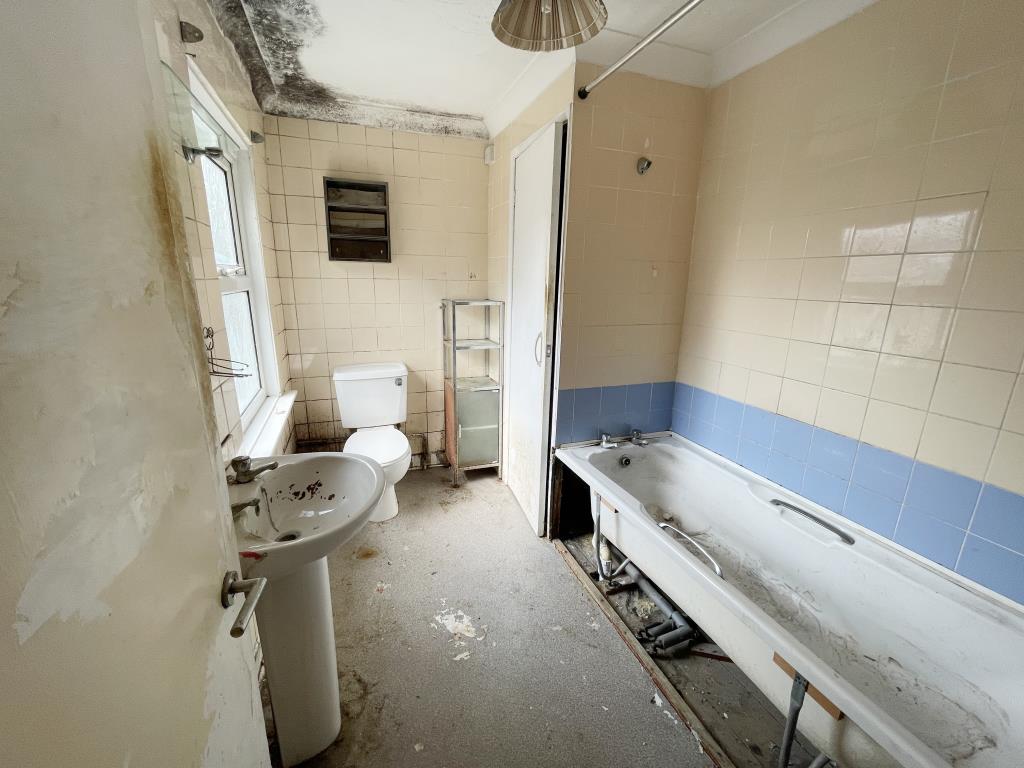 Lot: 120 - TERRACED HOUSE FOR IMPROVEMENT - inside image of first floor bathroom, off the second bedroom
